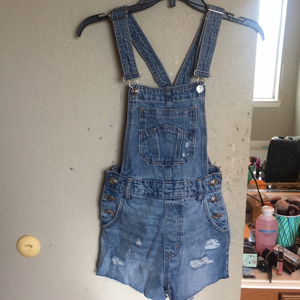NWT H&M distressed overalls💙